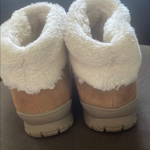 Minnetonka Women’s 9 Cozy Brown Winter Boots with Plush Lining - Picture 4 of 7